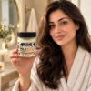 عارضة مولّدة بالذكاء الاصطناعي تمسك برطمان Morfose Milk Therapy Butter 200 مل